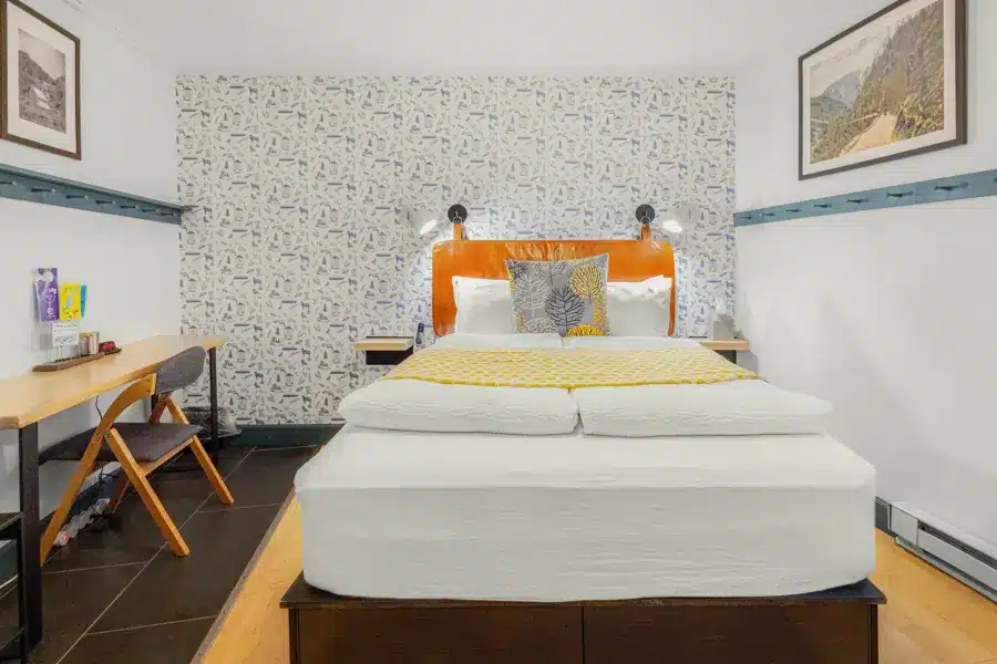 Standard Queen Room - Bed