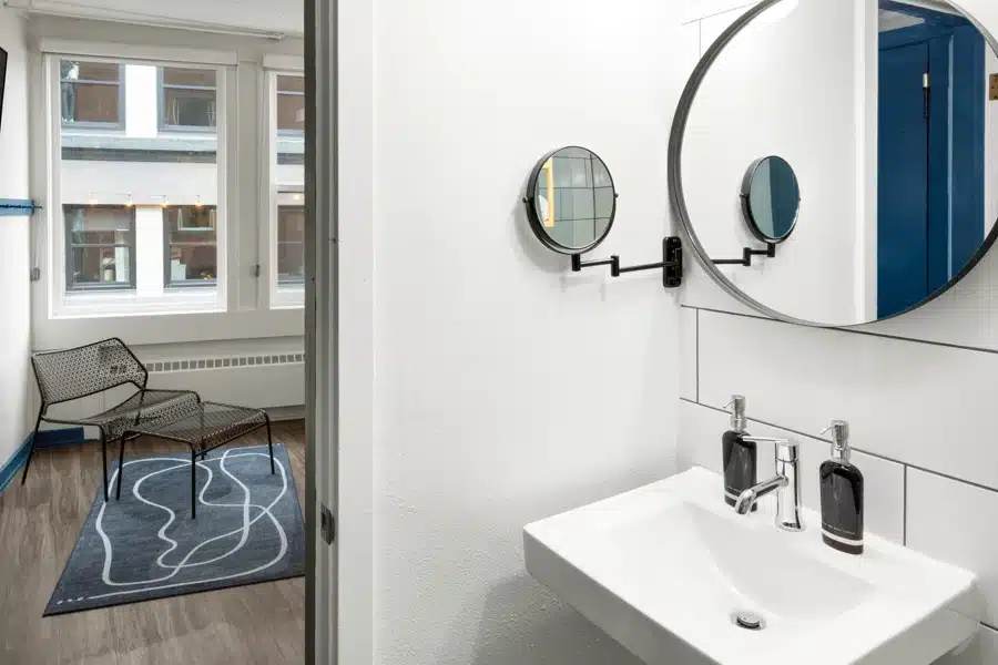 Superior King Room - Sink