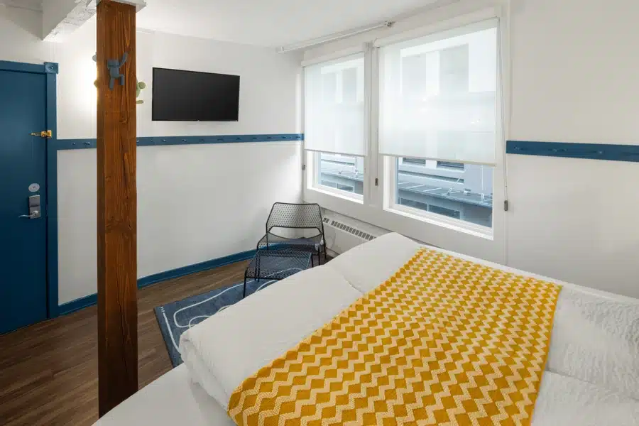 Superior King Room - Window